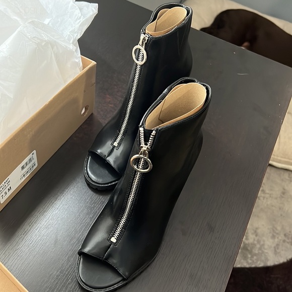 Bar Iii Dillian Front Zip Shooties...MSRP $90 - Picture 5 of 5